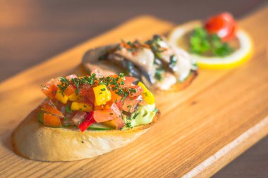 Kilo koruyucuları domates ve mantar soslu kızarmış ekmek.