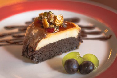 Karamel soslu kremalı yoğun çikolatalı pasta.