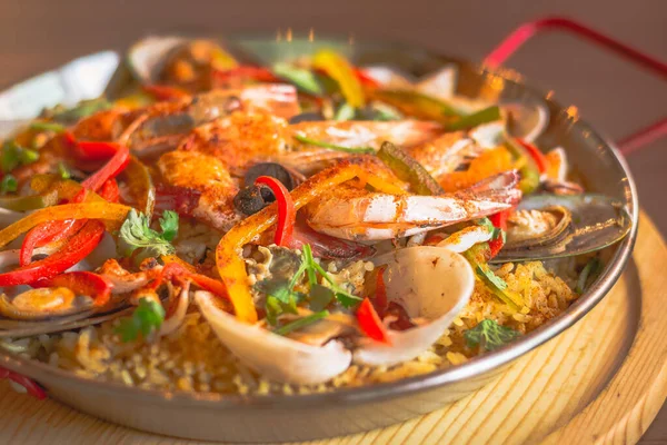 Taze karides, istiridye, kalamar, domates, pimento, yeşil biber, sıcak kırmızı biber ve beyaz şaraplı deniz ürünleri pilavı pilavı.