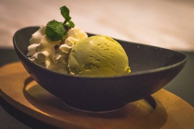 Bir top kibrit yeşil çay, dondurma ve badem gevreği ve krem şanti ve nane yaprağı.