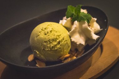 Bir top kibrit yeşil çay, dondurma ve badem gevreği ve krem şanti ve nane yaprağı.
