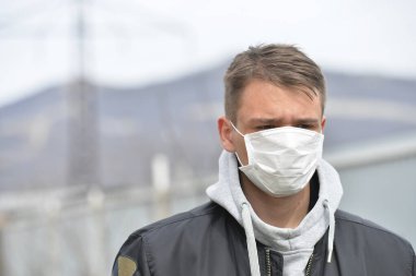 Coronavirus ve Hava kirliliği pm2.5 konsepti. Coronavirüs salgınını, koronavirüsü ve salgın virüs belirtilerini durdurmak için el hareketlerini göster