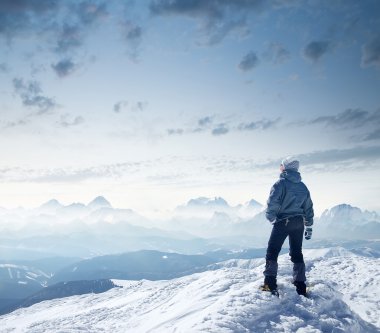 Dağ Vadisi suratında dağcı. 
