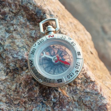 Turist pusula sahilde