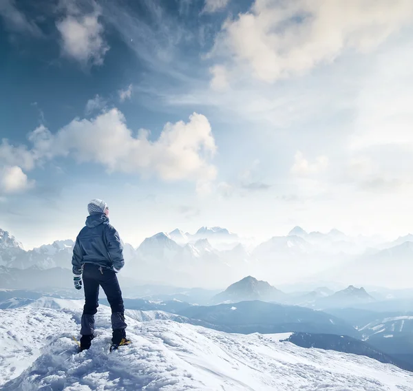 Tourist auf dem Gipfel hoher Felsen — Stockfoto