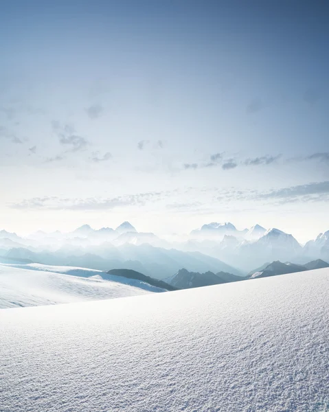 Sabah zamanında yüksek dağ silsilesi — Stok fotoğraf