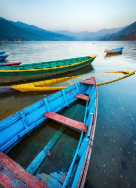 Gölde eski tekneler. 