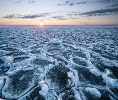 Sundown kış zamanında sırasında deniz manzarası