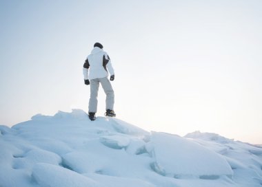 Tepe üzerinde turist silüeti