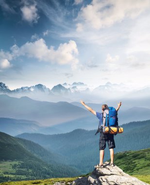 turist yüksek kayalar tepe üzerinde. 