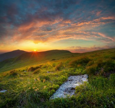 gün batımı sırasında dağlar