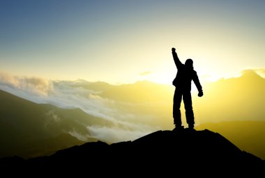 Kazanan siluet üstünde belgili tanımlık dağ tepe