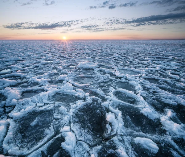 Meereslandschaft bei Sonnenuntergang im Winter — Stockfoto