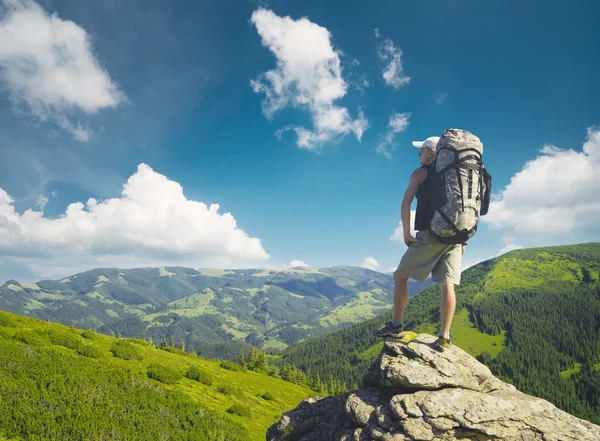 Aktiva turist på klippan. — Stockfoto