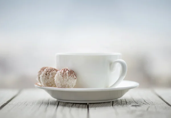 Cup met koffie op de hemelachtergrond — Stockfoto