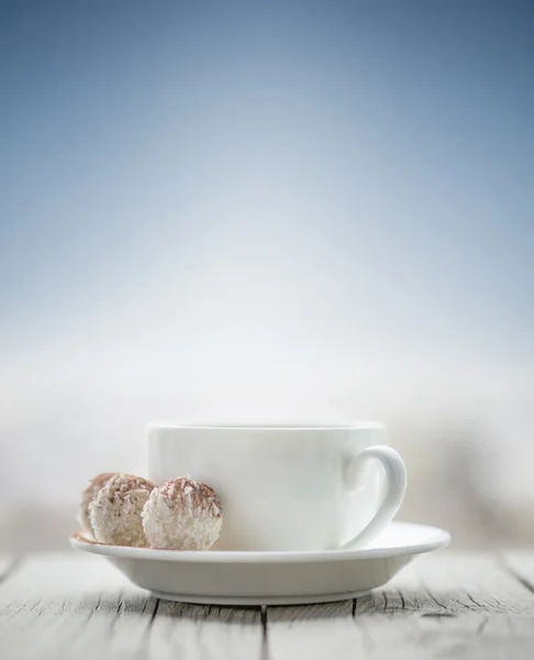 Kubek z kawą na tle nieba — Zdjęcie stockowe