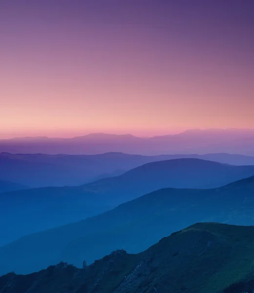 Líneas de colinas en valle de montaña al atardecer — Foto de Stock