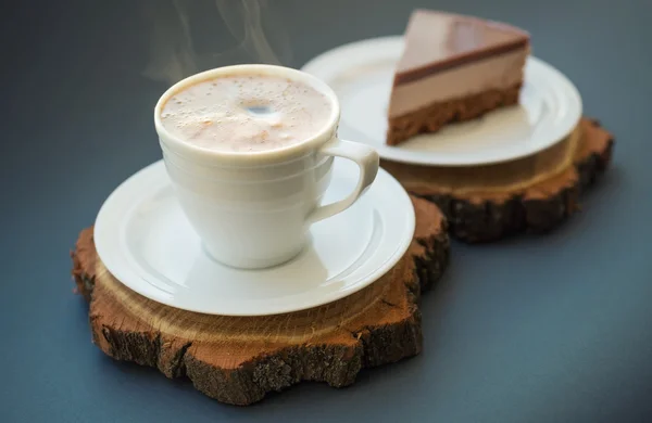 Cup met koffie op de houten achtergrond. — Stockfoto