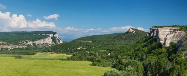 Valle de la montaña en la hora de verano . —  Fotos de Stock