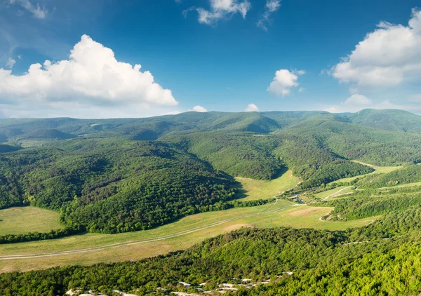 Mountain valley in the summer time. — Stock Photo, Image