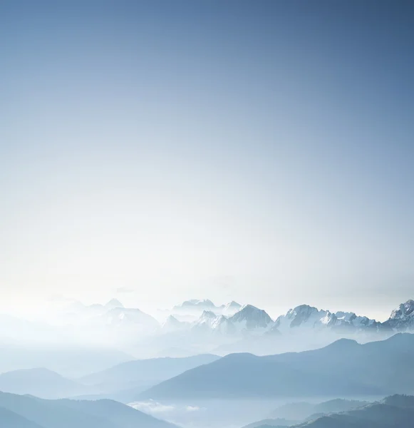 Heuvels tijdens zonsopgang in bergdal. — Stockfoto