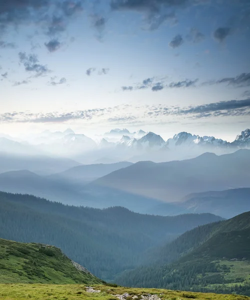 Heuvels tijdens zonsopgang in bergdal. — Stockfoto