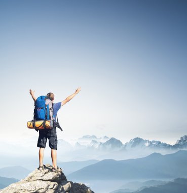 dağ tepe üzerinde turist