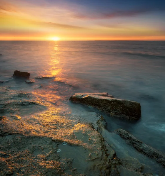 Gün batımı sırasında deniz manzarası — Stok fotoğraf