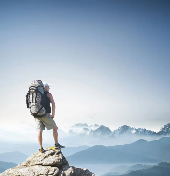 Turist på bergstopp — Stockfoto