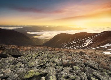 gün batımı sırasında tepe üzerinde taşlar