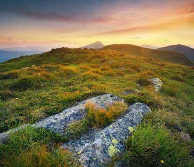 gün batımı sırasında tepe üzerinde taşlar