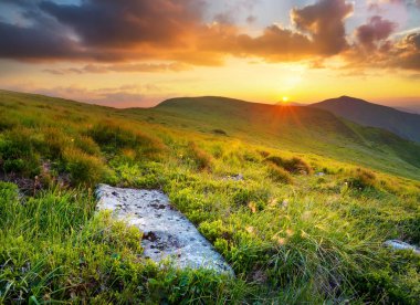 gün batımı sırasında dağlar.