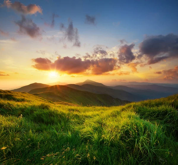 Berget dalen under sunrise — Stockfoto