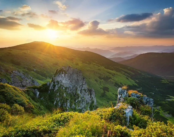 Vysoké skály při západu slunce. — Stock fotografie