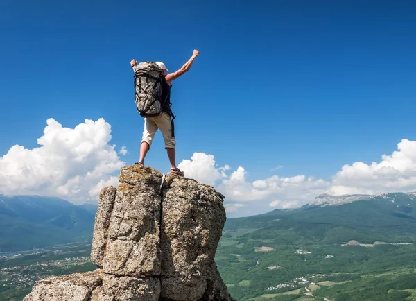 Tourist auf dem Gipfel hoher Felsen — Stockfoto