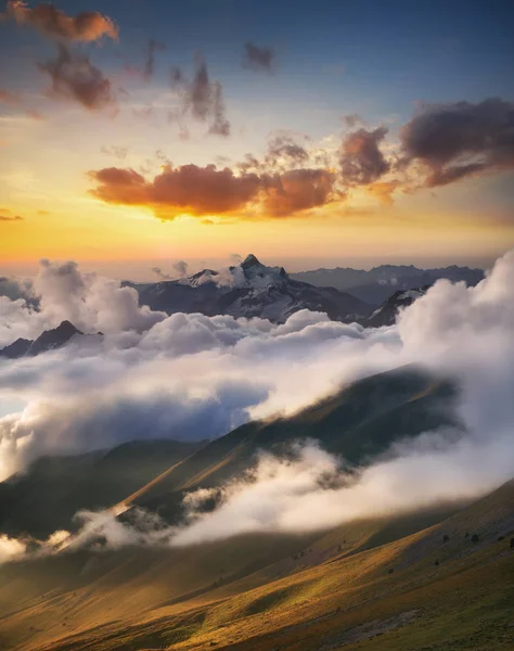 Высокий горный хребет в облаках — стоковое фото