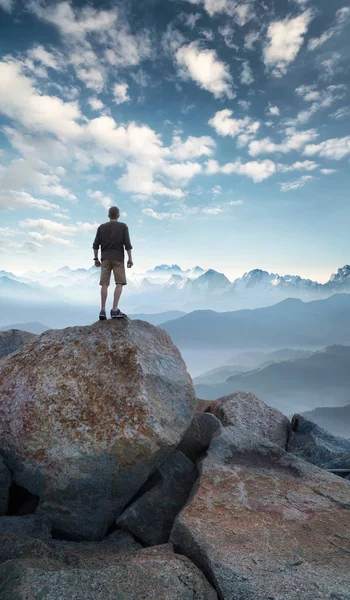 Kazanan siluet üstünde belgili tanımlık dağ tepe.