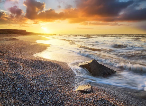 Orilla del mar durante el amanecer de oro — Foto de Stock