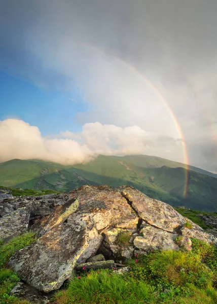 Regenbogen unter Bergrücken — Stockfoto