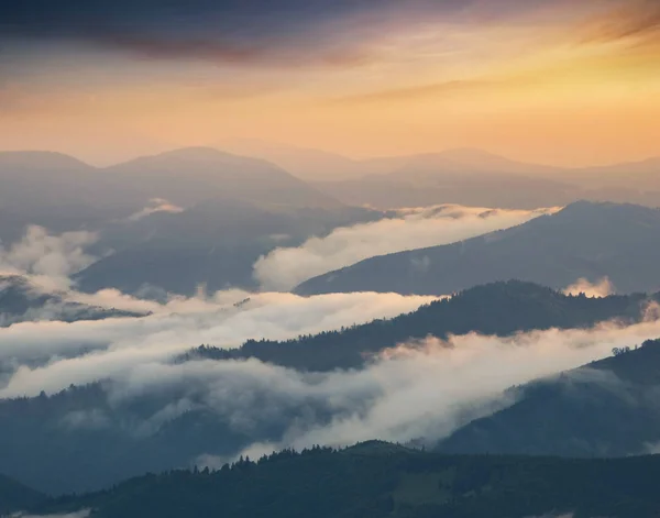 Bergdal tijdens zonsopgang — Stockfoto