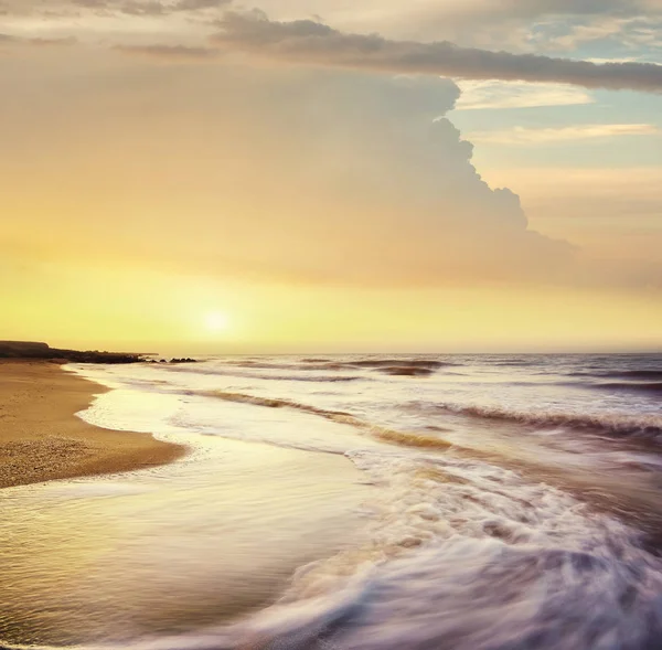 Paysage marin au lever du soleil — Photo