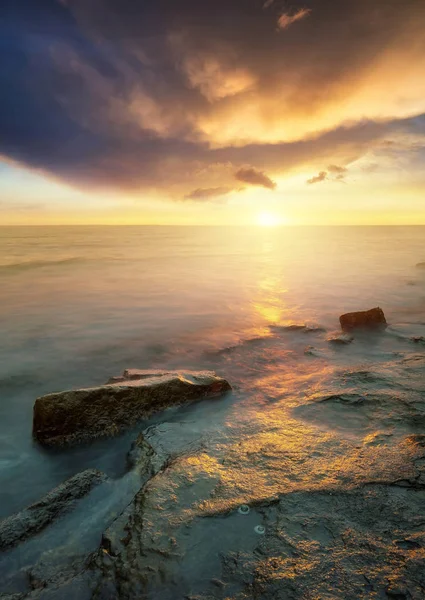Paisaje marino durante el amanecer — Foto de Stock