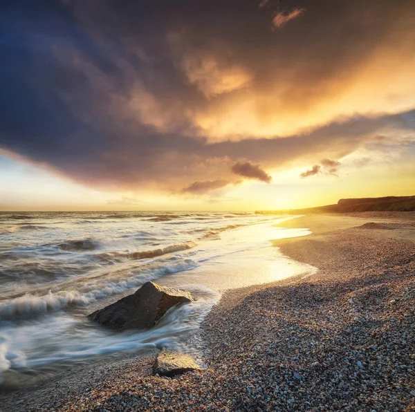 Sea shore during gold sunrise. — Stock Photo, Image