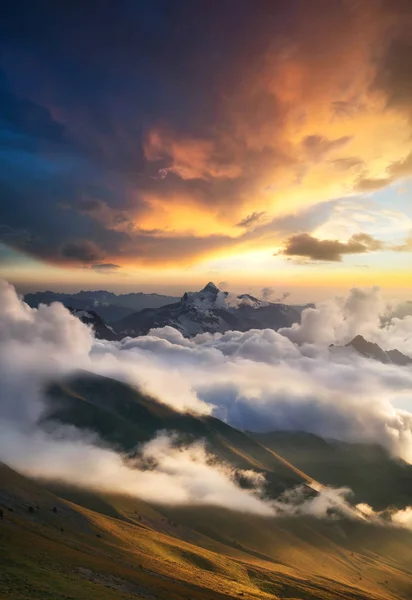 Высокий горный хребет в облаках — стоковое фото