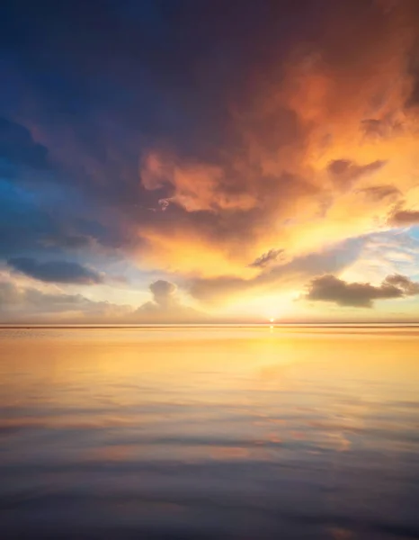 Gün batımı sırasında deniz manzarası — Stok fotoğraf