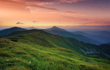 Gündoğumu sırasında dağ Vadisi