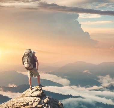 turist yüksek kayalar tepe üzerinde