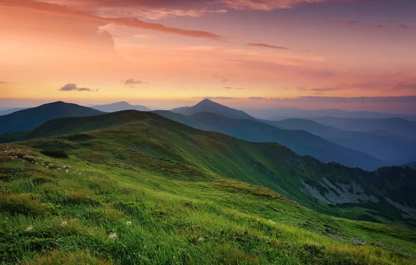 Horské údolí při východu slunce — Stock fotografie