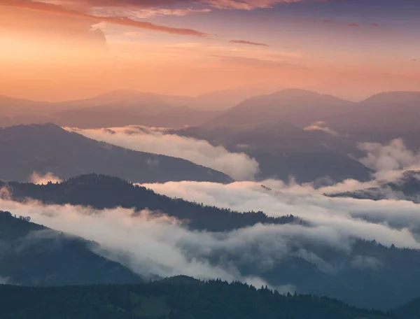 Горная долина на восходе солнца — стоковое фото
