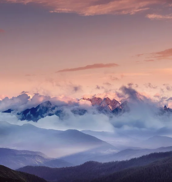 Alta gama de montanhas nas nuvens — Fotografia de Stock